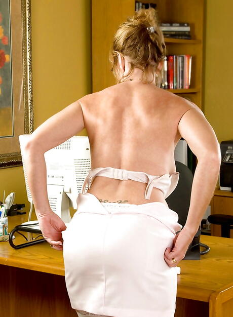 Excellent american mature Samantha Stone reveals big titties and toys her twat in office