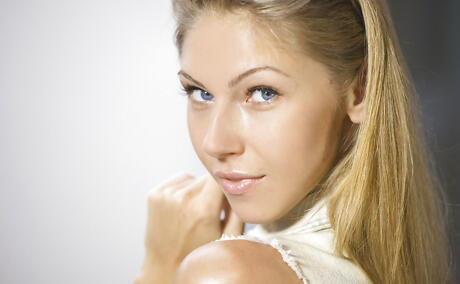 Curious pornstar Angelica exhibits her butt in fancy shorts and jerking off near the pool